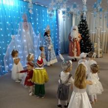Малыши танцуют Дедушке Морозу (ясли)